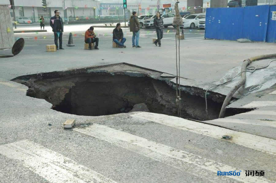 因管道的縱向變形造成的道路塌陷